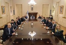 El ala política del Gobierno quiso continuar con medidas para recomponer ingresos y actividad pero Milei terminó con el “Estado presente”