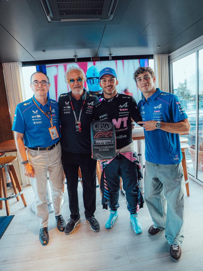 El alocado festejo de Flavio Briatore tras la pole de Gasly y la furia de Toto Wolff en Mercedes: rompió una TV de un puñetazo
