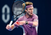 El ataque de furia de una figura del tenis: golpeó su mano contra una caja y terminó con los dedos cubiertos de sangre