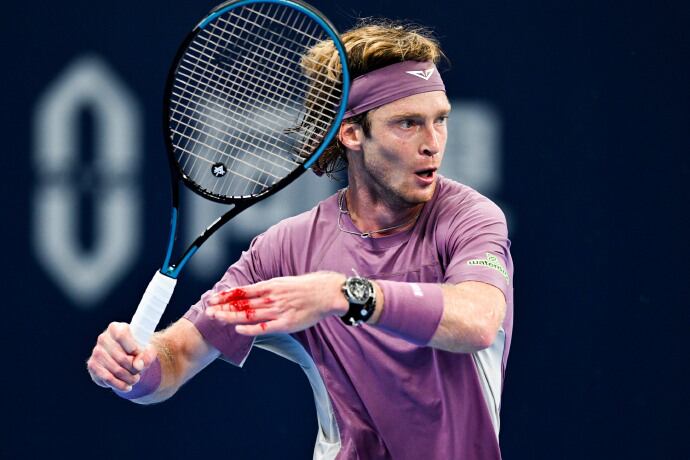 El ataque de furia de una figura del tenis: golpeó su mano contra una caja y terminó con los dedos cubiertos de sangre