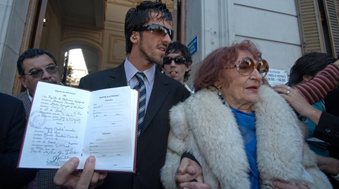 El “engaño planificado” que dejó al viudo de Adelfa sin los USD 70 mil y las joyas de la herencia: “Vivo de su pensión”