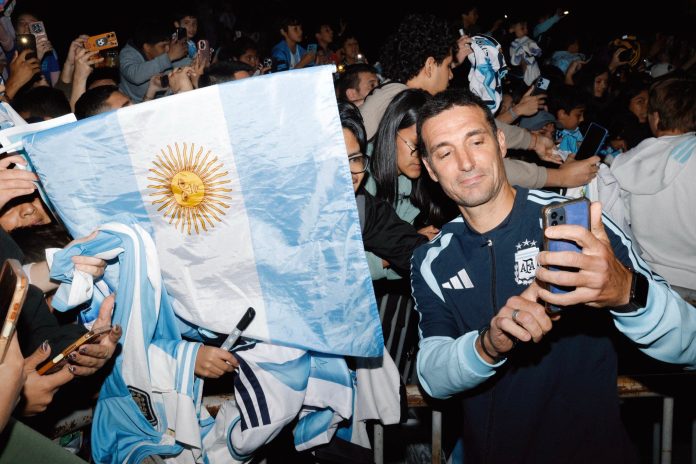 El gesto del Dibu Martínez y el plantel de la selección argentina al arribar a Córdoba: la multitudinaria bienvenida