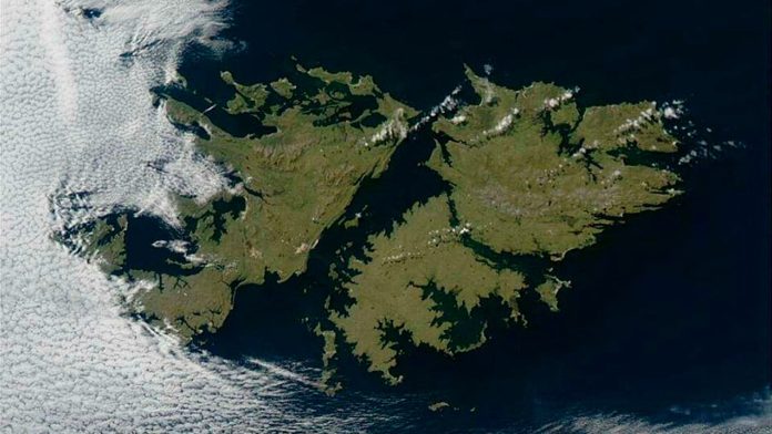 El Gobierno oficializó el aumento del presupuesto en defensa y las sanciones por la explotación de recursos en Malvinas