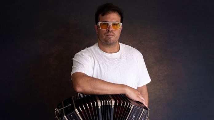 El músico de San Juan que llevó el bandoneón a escenarios del mundo y fusionó el tango con la música clásica