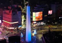 El Obelisco y los monumentos porteños se tiñeron con los colores de la bandera tras el anuncio Messi