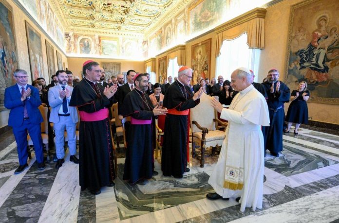El Papa León XIV llamó a construir un progreso que “no deje nuevas ruinas a su paso” en un encuentro con empresarios y movimientos sociales del continente