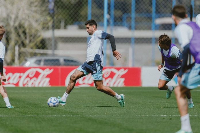 “Está re ancho”: la broma de Lisandro Martínez al Cuti Romero en el primer entrenamiento de la selección argentina