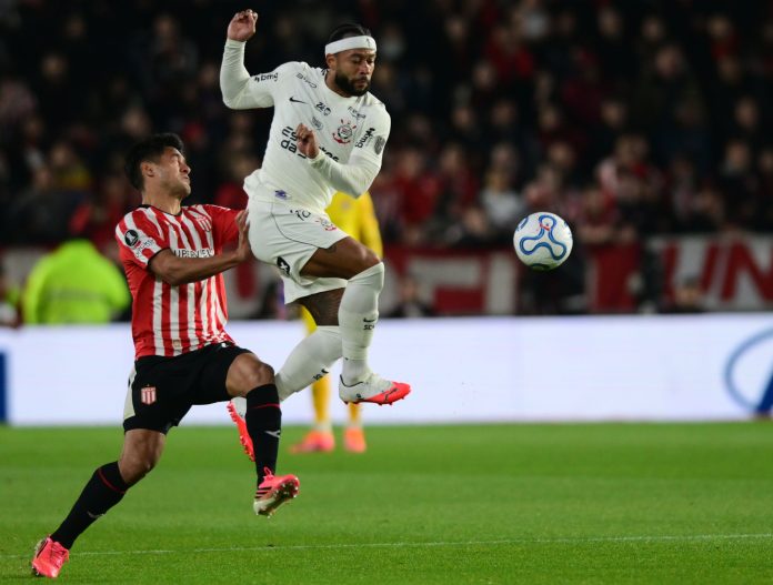 Estudiantes de La Plata denunció a Memphis Depay: el video de los gestos de la estrella del Corinthians a la tribuna