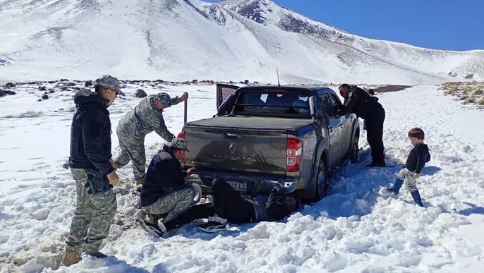 Hazaña en Neuquén: una mujer caminó 15 kilómetros en la nieve para pedir ayuda por su familia atrapada al pie de un cerro