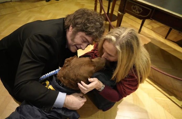 Javier Milei recibió en Casa Rosada a Hela, una perra antidrogas retirada de la Policía Federal