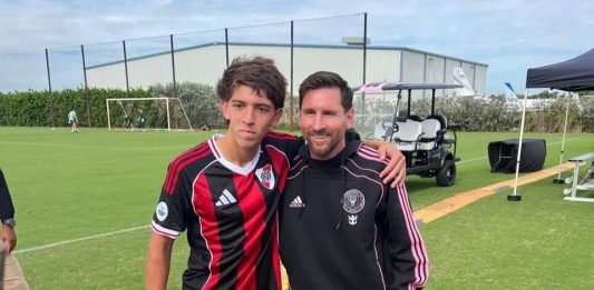 “Jugaste un partidazo, muy bien”: la historia de la promesa de las Inferiores de River Plate que deslumbró a Messi