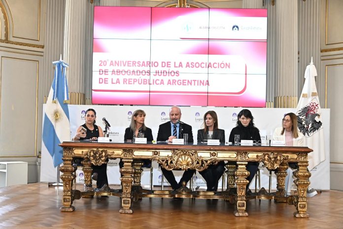 La Asociación de Abogados Judíos de la República Argentina celebró sus 20 años con un reconocimiento de la Legislatura porteña, ante jueces y legisladores