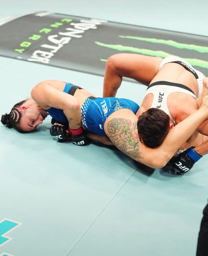 La espectacular pirueta con la que una luchadora se impuso en UFC y es candidata a la mejor sumisión del año: «Esto pasa si despiertas al oso»