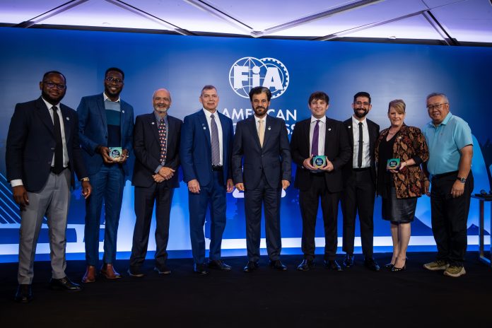 La FIA premió a la federación de automovilismo de las Islas Caimán por llevar el deporte del motor a las aulas, las pantallas y las carreteras