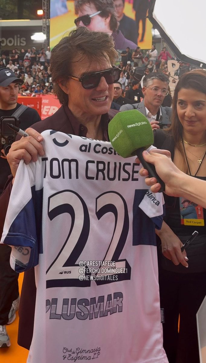 La inesperada respuesta de Tom Cruise al recibir la camiseta de un equipo argentino durante la presentación de su nueva película