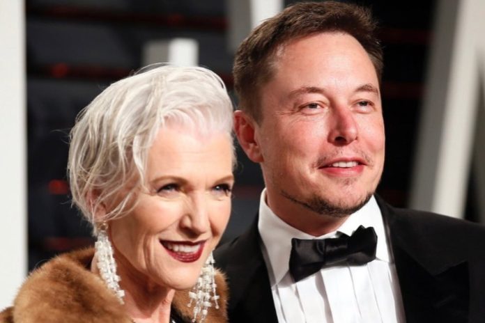 La mamá de Elon Musk dice que su hjio ya era un genio a los 3 años y revela que fue agredido en el colegio