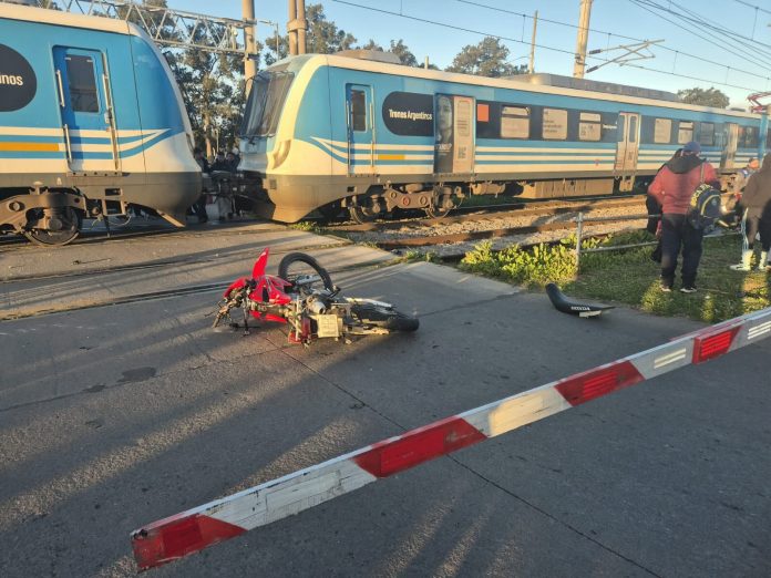 La Plata: cruzó en moto a contramano y con la barrera baja y murió atropellado por el tren Roca