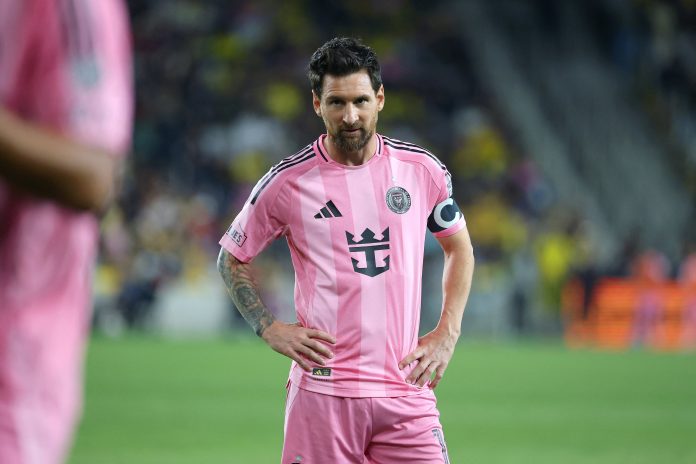 La secuencia que no se vio del espectacular gol de tiro libre de Messi: de la furia con el juez de línea a su desafiante festejo