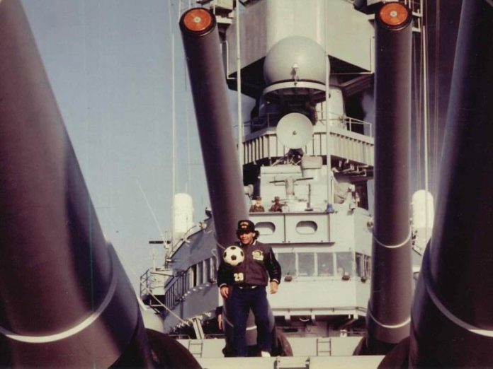 Las espectaculares fotos inéditas de Diego Armando Maradona a bordo de un buque militar hace más de tres décadas: “Nos divertimos mucho”