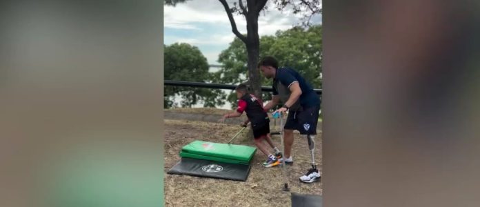 Le amputaron una pierna tras un accidente, volvió a trabajar como profesor y construyó un vínculo especial con un chico con discapacidad