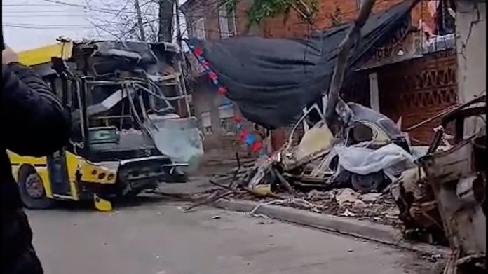 Lomas de Zamora: perdió el control del colectivo con pasajeros a bordo y se incrustó en el frente de una casa