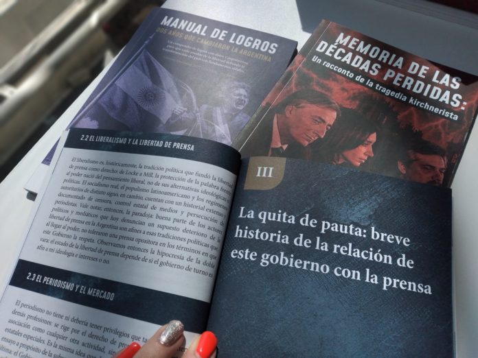 “Manual de logros”, “Memoria de la década perdida” y “Periodismo en la era Milei”: así son los tres manuales que el Gobierno entregó a los legisladores libertarios
