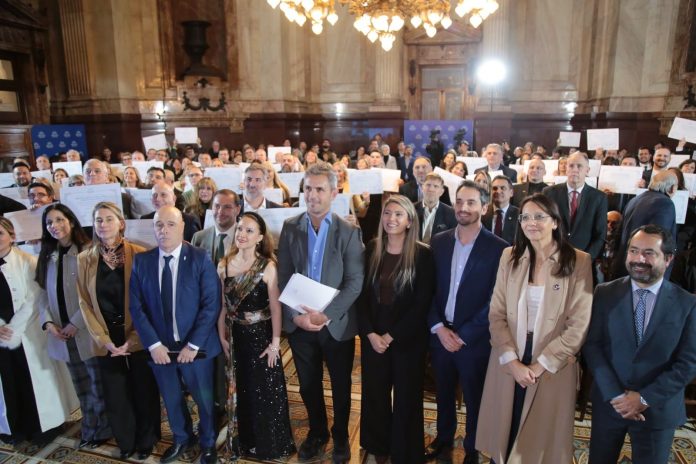 Más de cien instituciones evangélicas de 15 provincias recibieron un reconocimiento en el Congreso