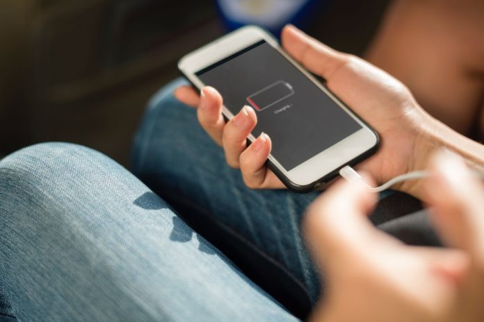 Ni la electricidad ni el cable: por qué calienta el cargador del celular aunque sea nuevo
