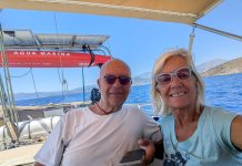 “No queríamos quedarnos sentados en un sillón viendo televisión”: la pareja de jubilados que vive siete meses al año en el mar