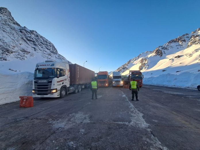 Paso Cristo Redentor: suspendieron la circulación tras activarse una alerta por nevadas y vientos