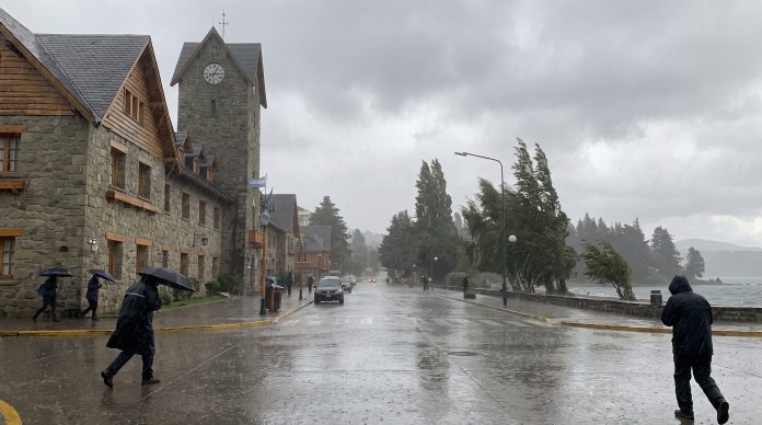Preocupación en la cordillera: hay alerta roja por lluvias y fuertes ráfagas de viento en Neuquén y Río Negro