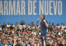 Qué dice la canción contra Kicillof que Máximo Kirchner “agitó” en el acto frente al balcón de Cristina Kirchner