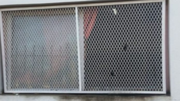 Rosario: dispararon contra dos escuelas y colgaron banderas para hacer reclamos penitenciarios