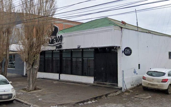 Santa Cruz: un hombre dejó a su hija de 7 años encerrada en el auto durante tres horas para ir a un boliche