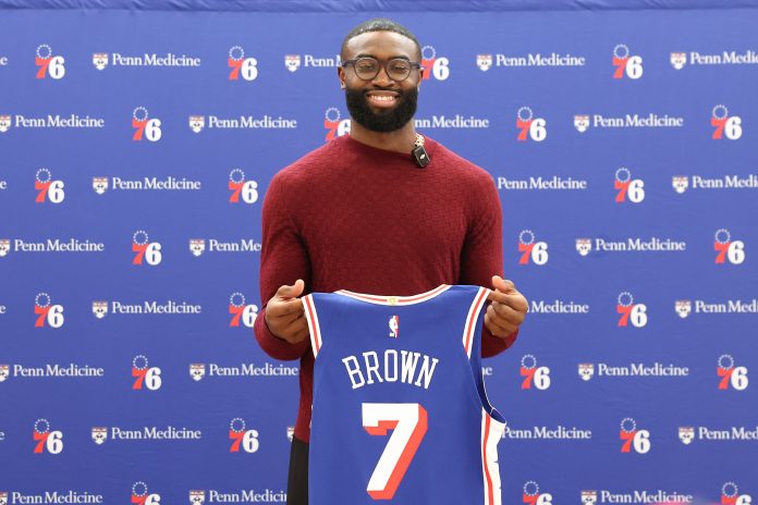 Sorpresa en la NBA: una estrella de los 76ers debutó como boxeador en Nigeria a días para el inicio de la temporada
