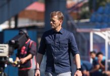 Susto en el fútbol chileno: un entrenador argentino sufrió una arritmia en pleno partido y fue trasladado en ambulancia
