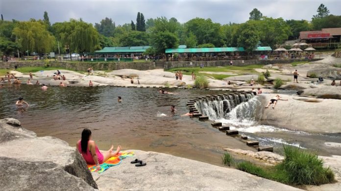 Tiene apenas 615 habitantes, pero recibe miles de turistas en verano: la pequeña localidad cordobesa con ollas naturales