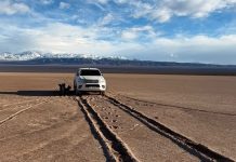 Tras un mes del destrozo en el área protegida de Pampa del Leoncito, la camioneta que sigue atrapada en el lugar
