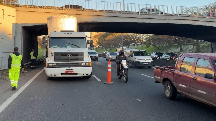 Un camión brasileño chocó y quedó atascado bajo un puente en la avenida General Paz
