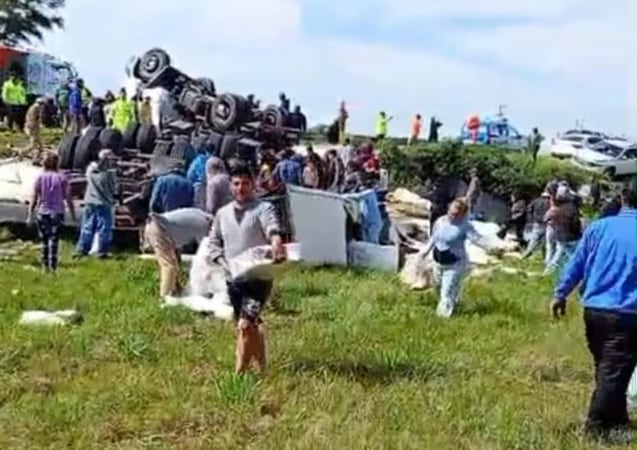 Un camión volcó en Entre Ríos, el chofer quedó atrapado y los vecinos saquearon una carga de pollo congelado
