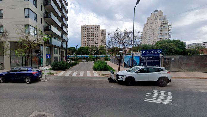 Un hombre fue baleado de madrugada en una plaza de Colegiales: buscan al agresor