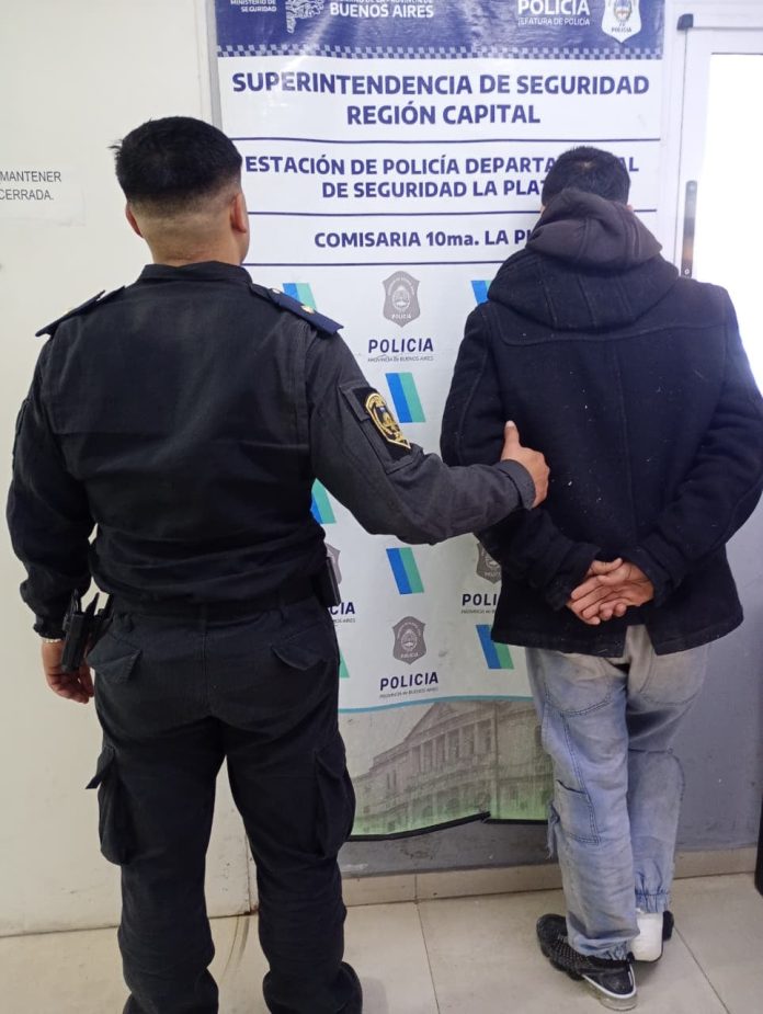 Video: robó una moto, se fracturó la pierna y terminó detenido tras pedirle ayuda a un camionero