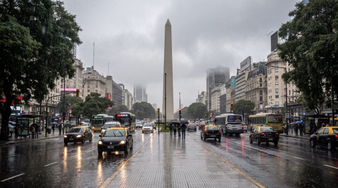 Vuelve la lluvia, el frío y hay alerta por sudestada: cómo estará el clima durante el fin de semana en el AMBA