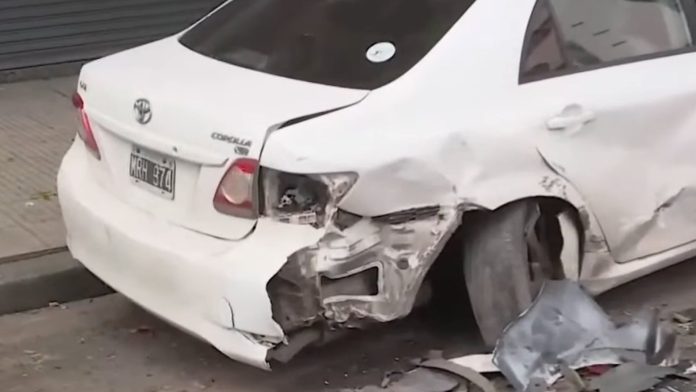 Accidente en el barrio porteño de Balvanera: se quedó dormido, chocó contra dos autos estacionados y fue hospitalizado