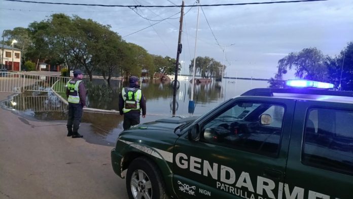 Ante la crecida de los ríos en el Litoral, las fuerzas federales reforzaron la asistencia en las zonas afectadas