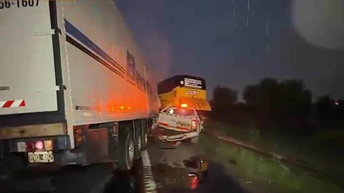 Campana: un choque múltiple entre un micro, una camioneta y un camión generó serias demoras en la Ruta 9