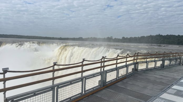 Cerraron los circuitos de las Cataratas del Iguazú por la impactante crecida del río