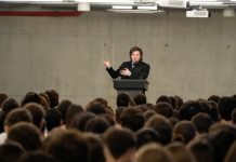 Con críticas al arco político y bajo un fuerte hermetismo, Javier Milei brindó una charla ante estudiantes