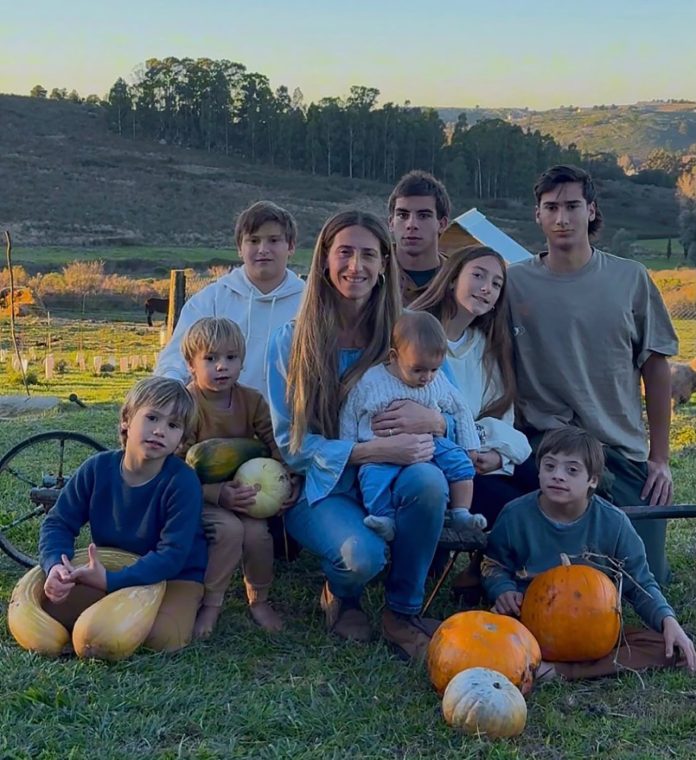 Coty Granjera: la influencer que muestra “sin filtros” sus tareas de campo y quehaceres domésticos junto a sus ocho hijos