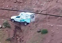 Dramático rescate en Neuquén: cedió un camino rural y y una ambulancia con pacientes quedó al borde de un precipicio